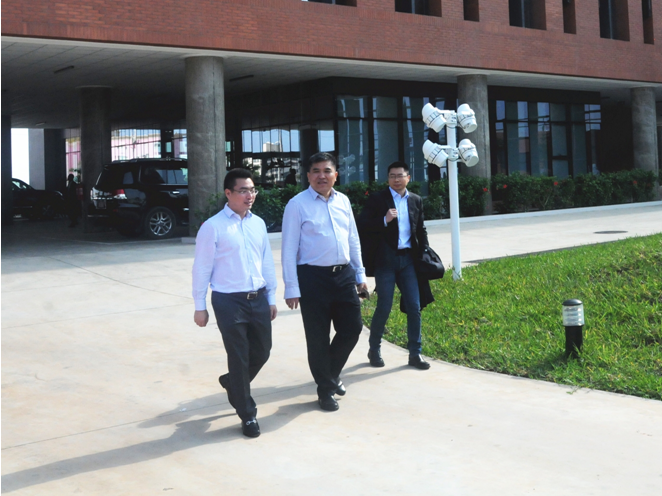 中國電建代表陪同局長一行參觀電建安哥拉中心.png