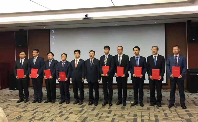 頒獎現場倪堅大使與獲獎企業代表合影.jpg