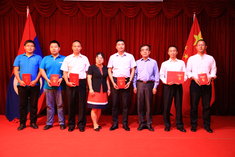項目部參會代表接受總領事館頒發榮譽證書.jpg