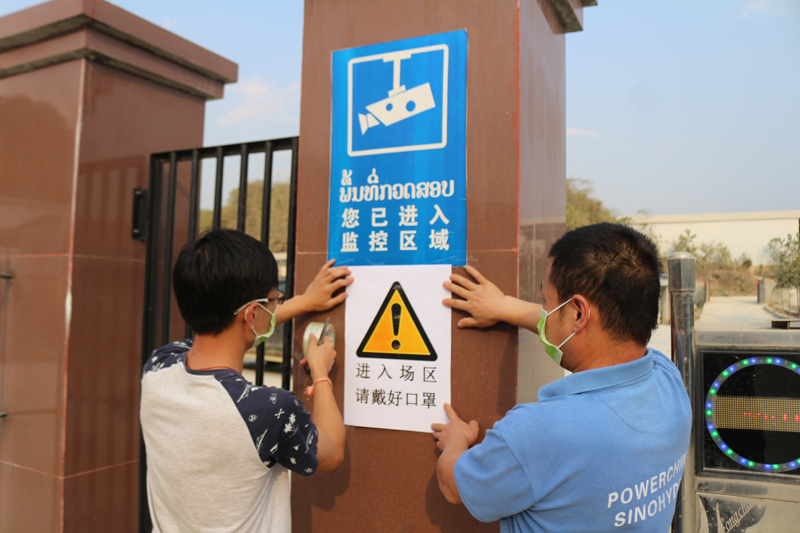 貼標語.張琳琳攝.JPG