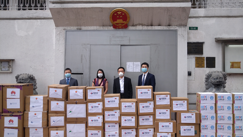 厄瓜多爾中資企業(yè)商會在大使館向厄方捐贈.jpg