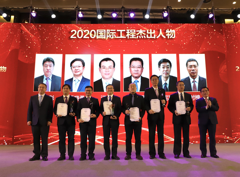 房秋晨會(huì)長(zhǎng)、曾光安董事長(zhǎng)頒獎(jiǎng).jpg