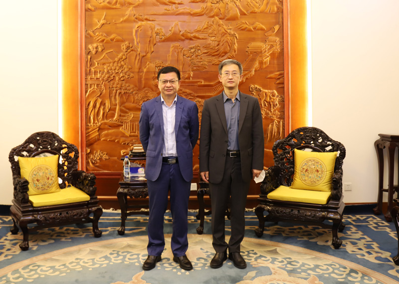 圖4.季董事長拜會萬黎大使.jpg