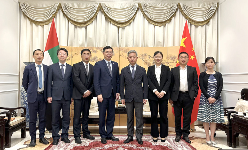 大使與集體合影.jpg