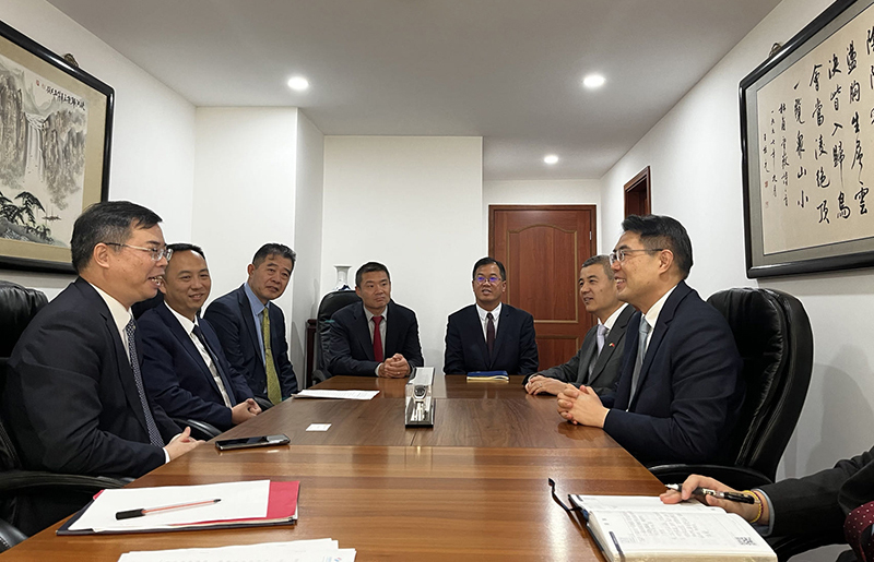 與大使、參贊會議照片.jpg