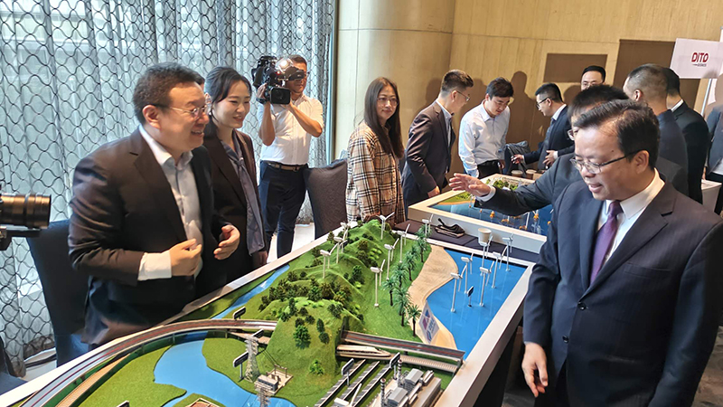 黃溪連大使參觀中國電建展臺2.jpg