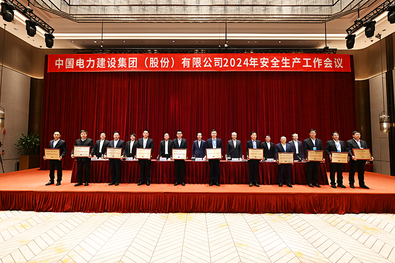 陳觀福代表公司領(lǐng)獎(jiǎng).jpg