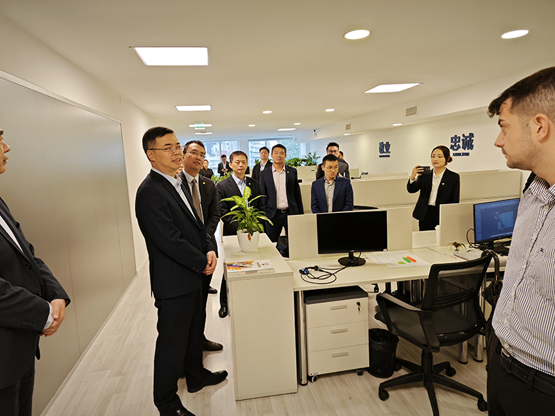 與當地員工交流2.jpg