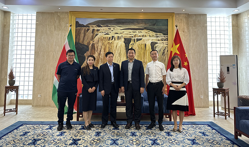 與大使合影.jpg