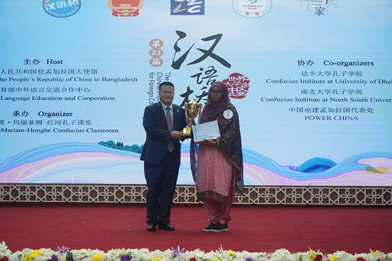3.大使頒一等獎.JPG