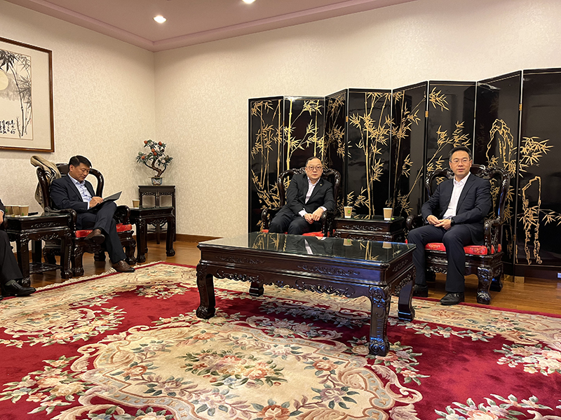 1周家義拜會(huì)中國(guó)駐澳大利亞使館經(jīng)商處公使銜參贊高峰.jpg