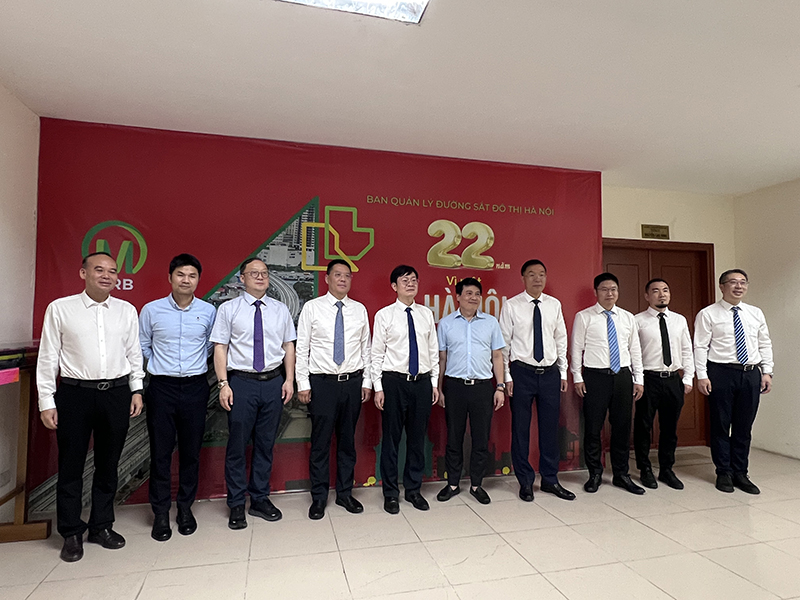與河內城市地鐵管理委員會合影.jpg