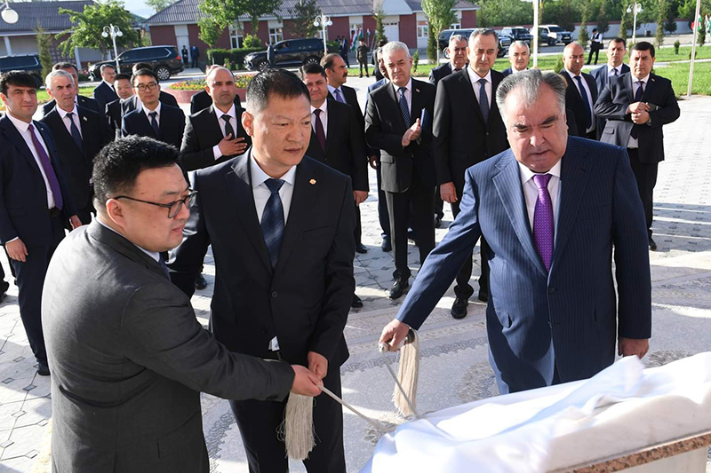 5.塔吉克斯坦總統埃莫馬利·拉赫蒙參加中國電建向塔吉克斯坦捐建三所學校交付剪彩儀式.jpg
